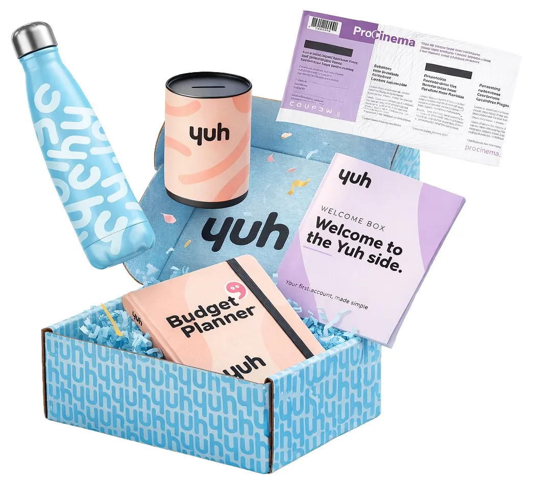 Coffret de bienvenue Yuh ouvert, avec une gourde, une tirelire, un carnet de budget et une brochure « Welcome to the Yuh side »