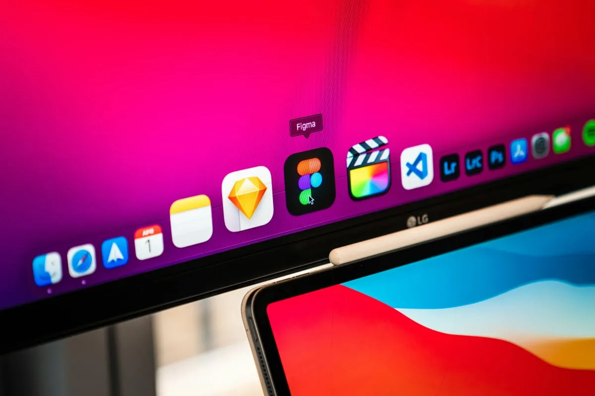 Écran d’ordinateur affichant le prototype Figma sur un bureau