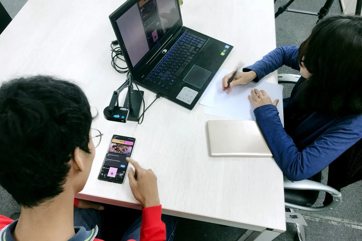 Test utilisateur : une participante utilise le prototype sur un ordinateur portable
