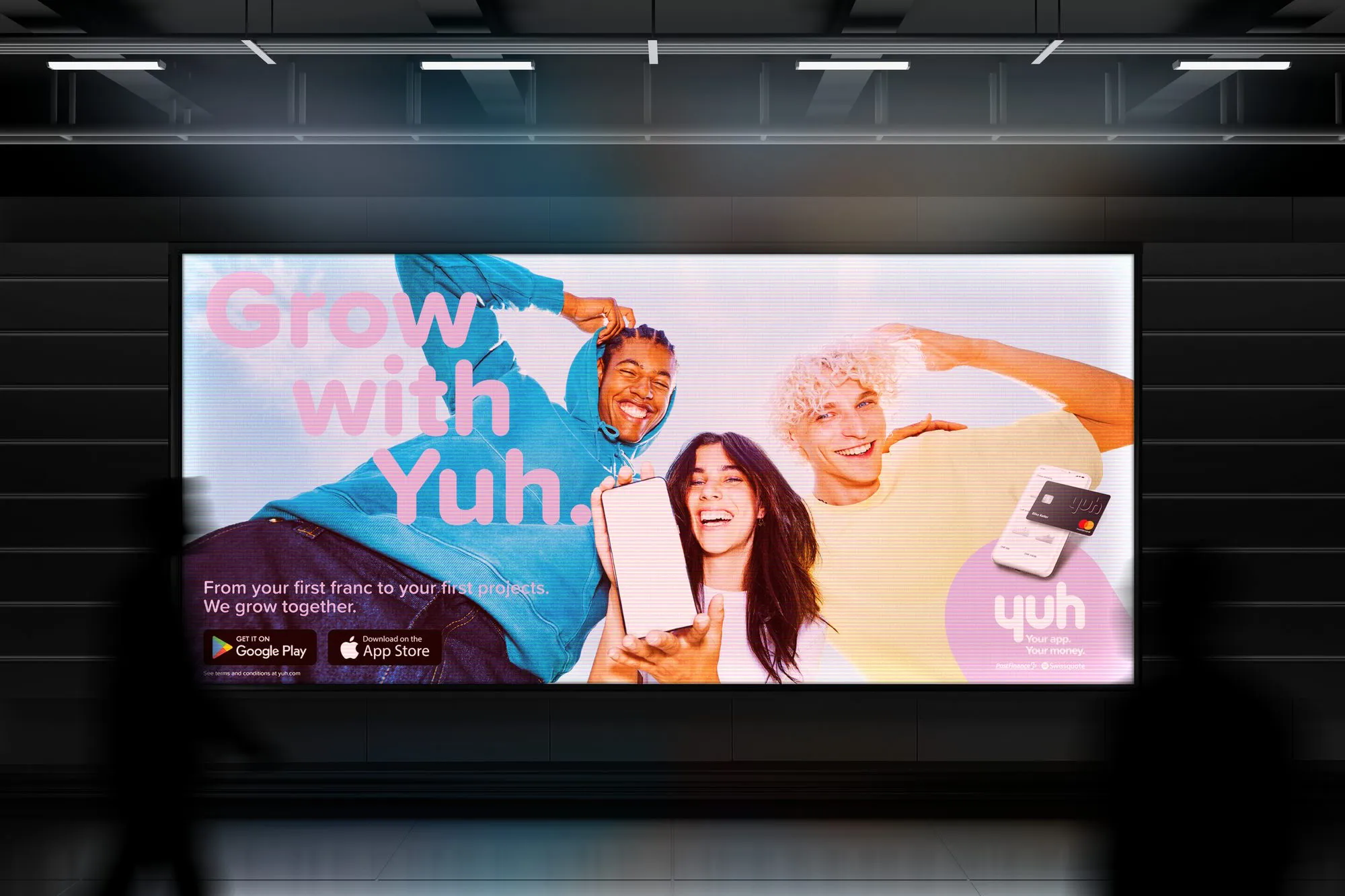 Panneau publicitaire « Grow with Yuh » dans une station, avec trois jeunes souriants et l’application Yuh
