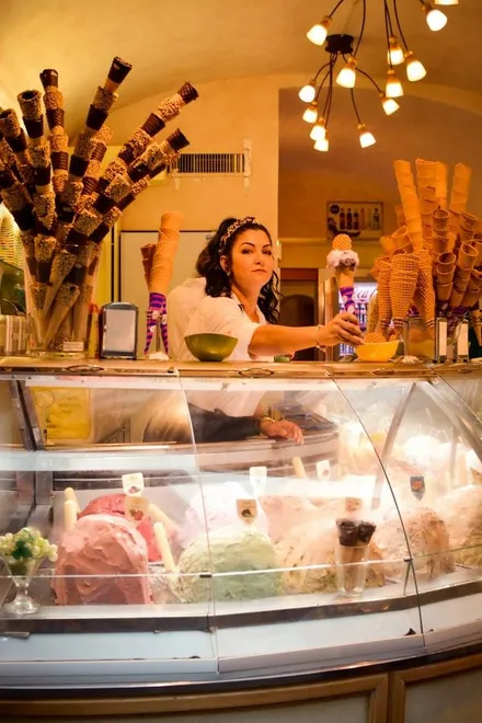 Une glacière derrière sa vitrine de glaces